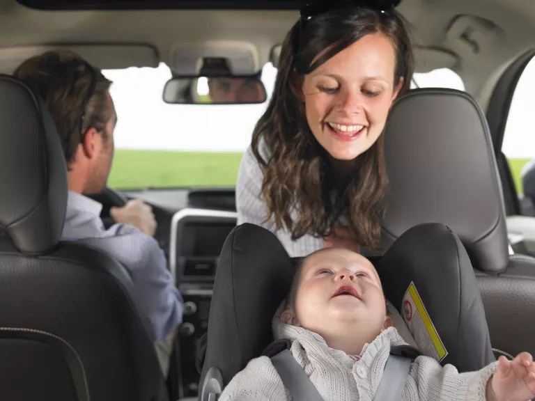 Bebeğinizi arkaya bakan bir araba koltuğunda tutmak ne kadar