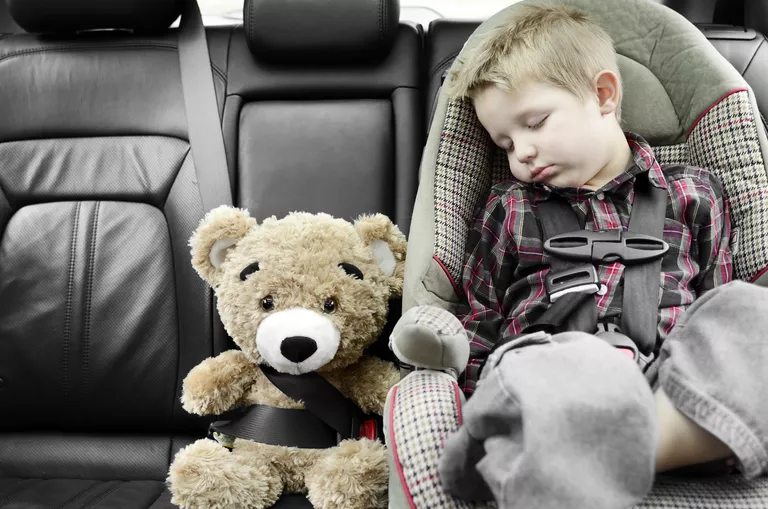 Araba koltuğunda uyuyan çocuk