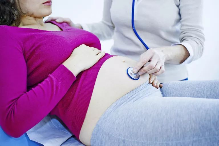 Auscultation konsültasyonunda doktor ile hamile kadın