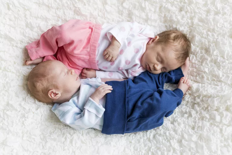 Yenidoğan ikizler beyaz battaniye var uyku